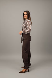 Ψηλόμεσο σοκολατί παντελόνι σε ίσια γραμμή με πατιλέτα και κουμπί στο τελείωμα