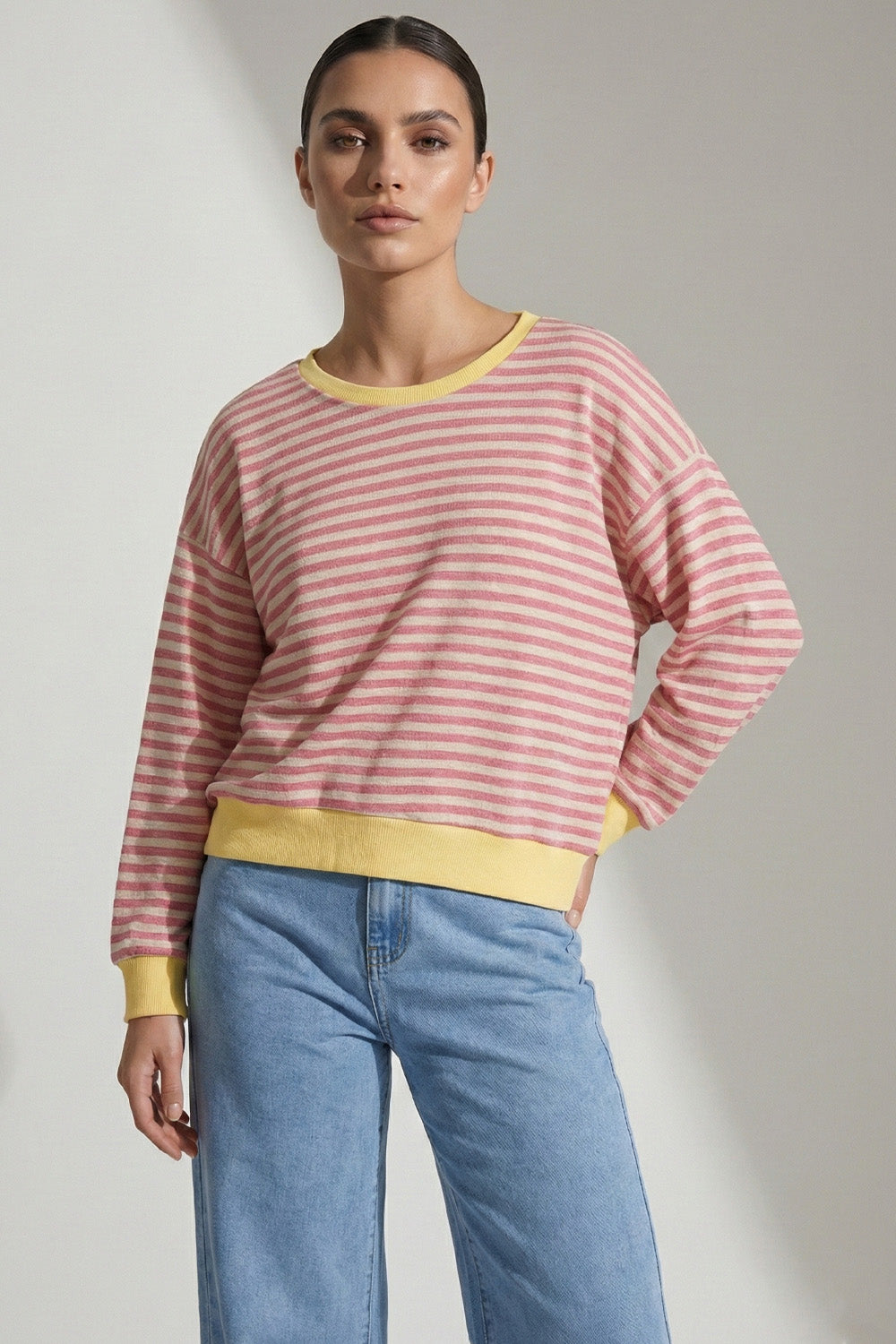 Ριγέ μπλούζα ροζ εκρού με κίτρινο ριμπ σε λαιμό και μανσέτες, μακρυμάνικη, χαλαρή γραμμή.