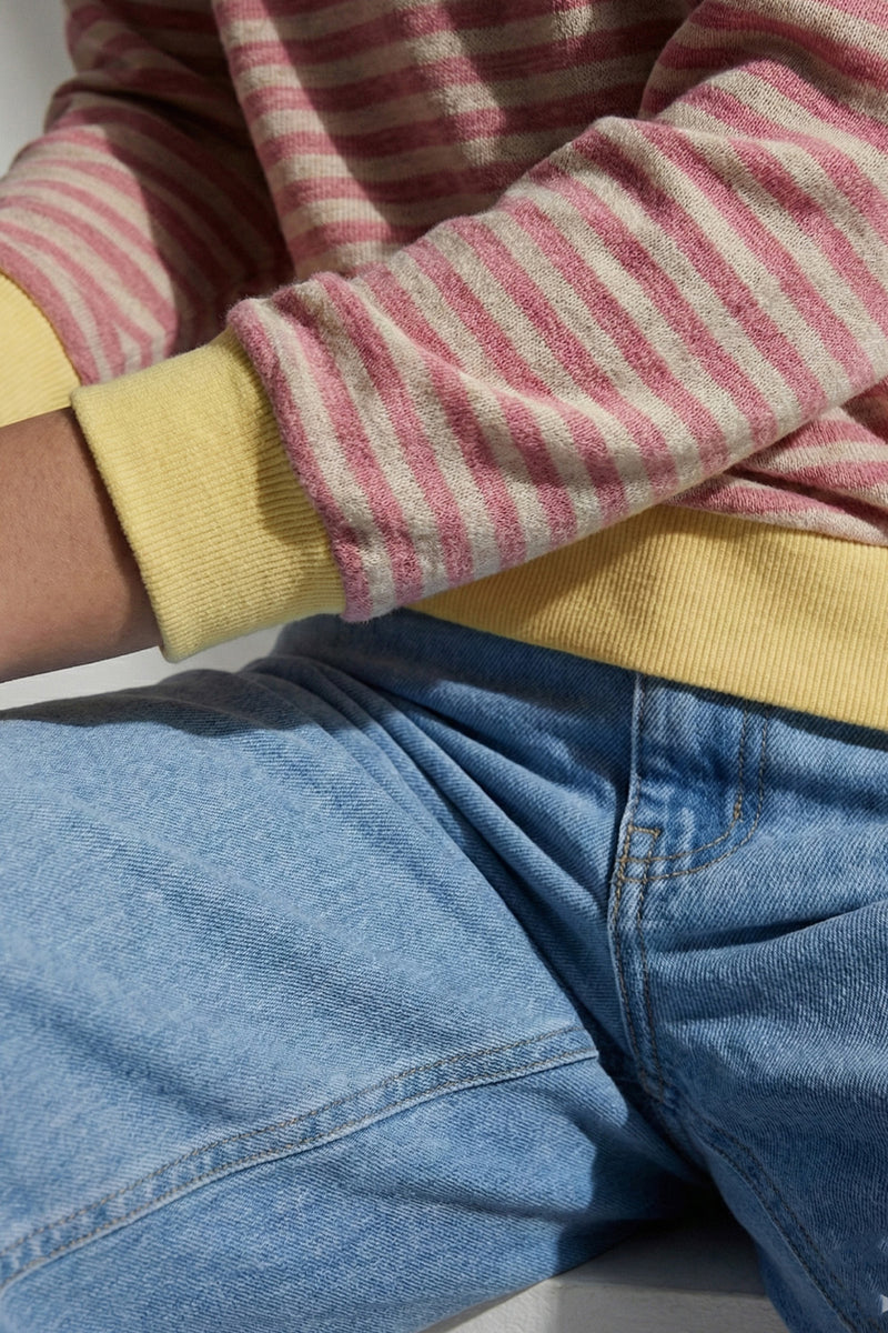 Ριγέ μπλούζα ροζ εκρού με κίτρινο ριμπ σε λαιμό και μανσέτες, μακρυμάνικη, χαλαρή γραμμή.