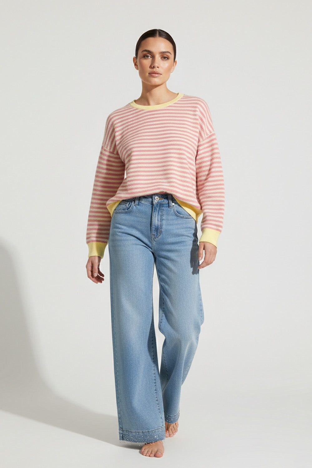 Ριγέ μπλούζα ροζ εκρού με κίτρινο ριμπ σε λαιμό και μανσέτες, μακρυμάνικη, χαλαρή γραμμή.