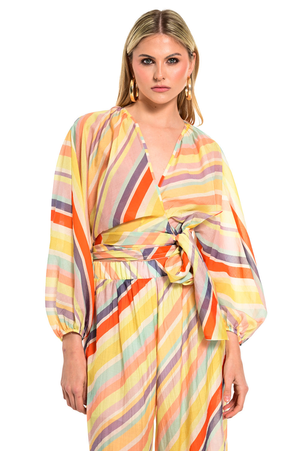 Γυναικείο πολύχρωμο ριγέ κρουαζέ τοπ με V λαιμόκοψη, μακριά μανίκια και δέσιμο στη μέση.