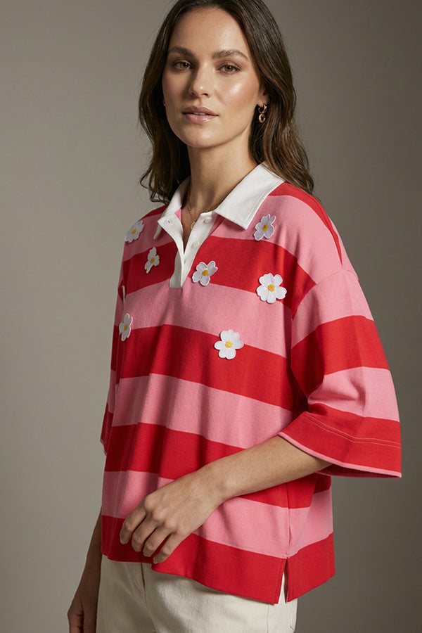 Ριγέ μπλούζα polo κόκκινη ροζ με ανάγλυφα λουλούδια και λευκό γιακά