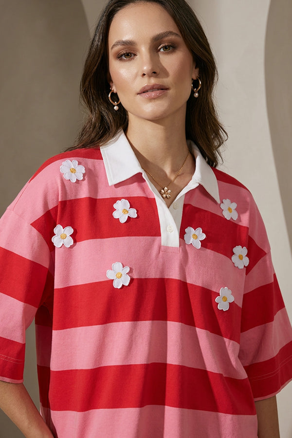 Ριγέ μπλούζα polo κόκκινη ροζ με ανάγλυφα λουλούδια και λευκό γιακά
