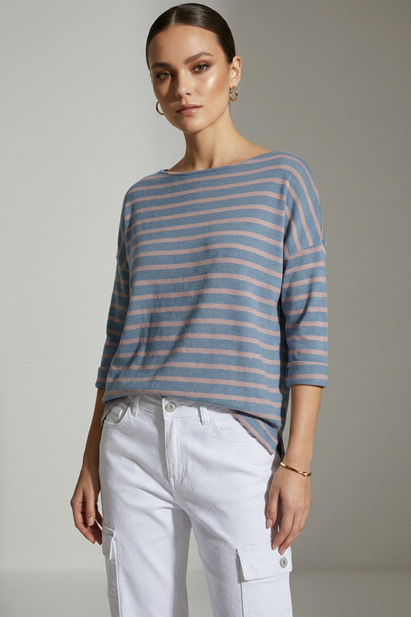 Γυναικεία ριγέ μπλούζα ραφ μπλε με ροζ ρίγες, χαλαρή γραμμή και μανίκι 3/4 φορεμένη με λευκό παντελόνι