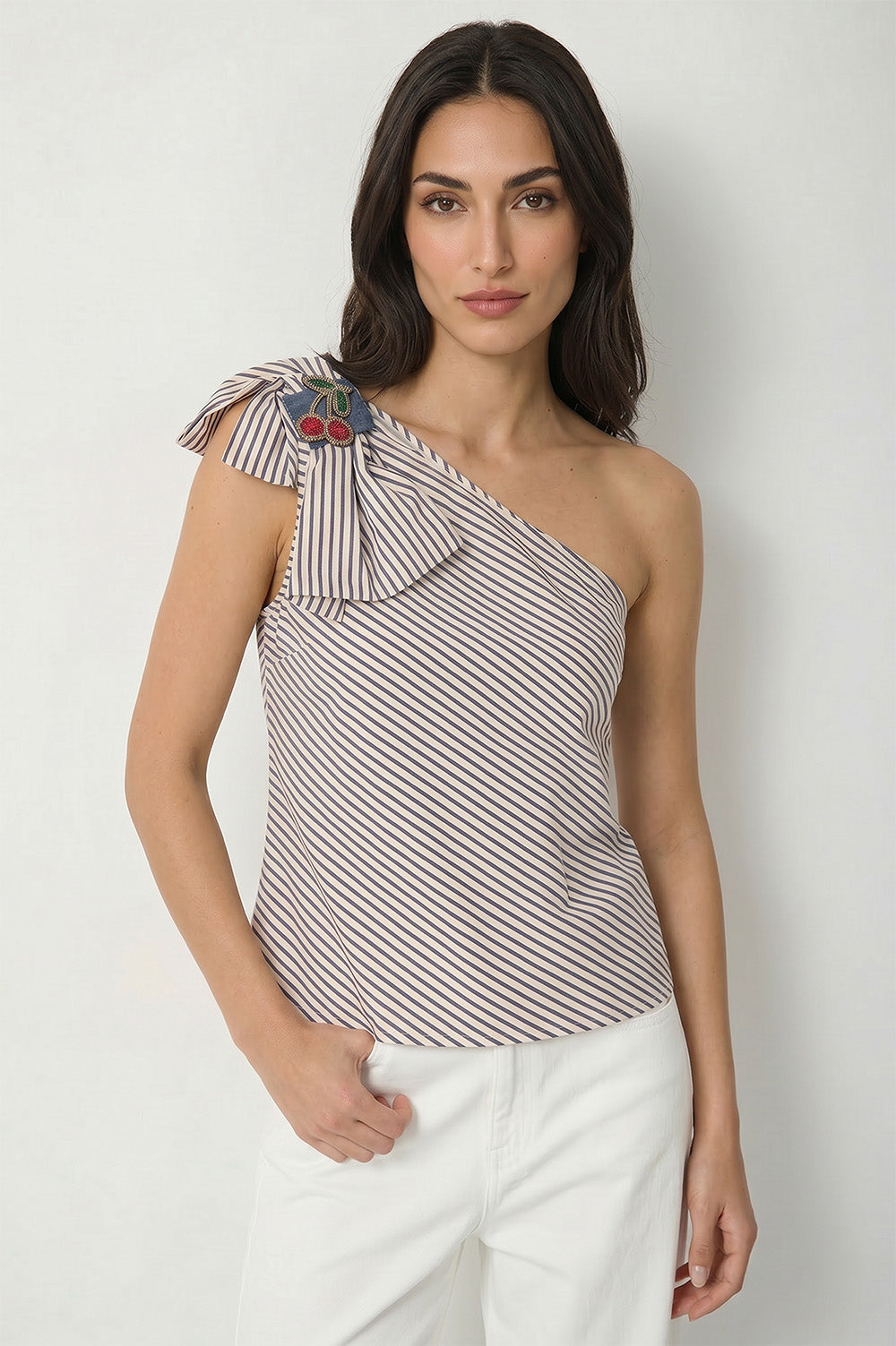 Γυναικείο ριγέ one shoulder top σε εκρού και μπλε αποχρώσεις με φιόγκο στον ώμο και κεντημένη λεπτομέρεια κεράσια.
