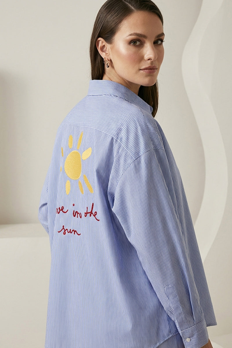 Ριγέ μπλε oversized πουκάμισο με κεντημένο καραβάκι μπροστά και κεντημένο ήλιο με φράση στην πλάτη