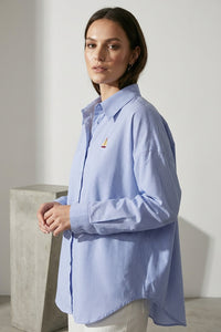 Ριγέ μπλε oversized πουκάμισο με κεντημένο καραβάκι μπροστά και κεντημένο ήλιο με φράση στην πλάτη