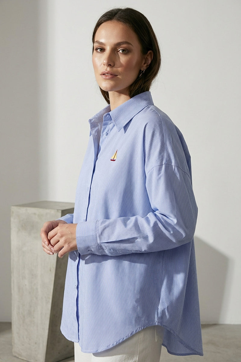 Ριγέ μπλε oversized πουκάμισο με κεντημένο καραβάκι μπροστά και κεντημένο ήλιο με φράση στην πλάτη