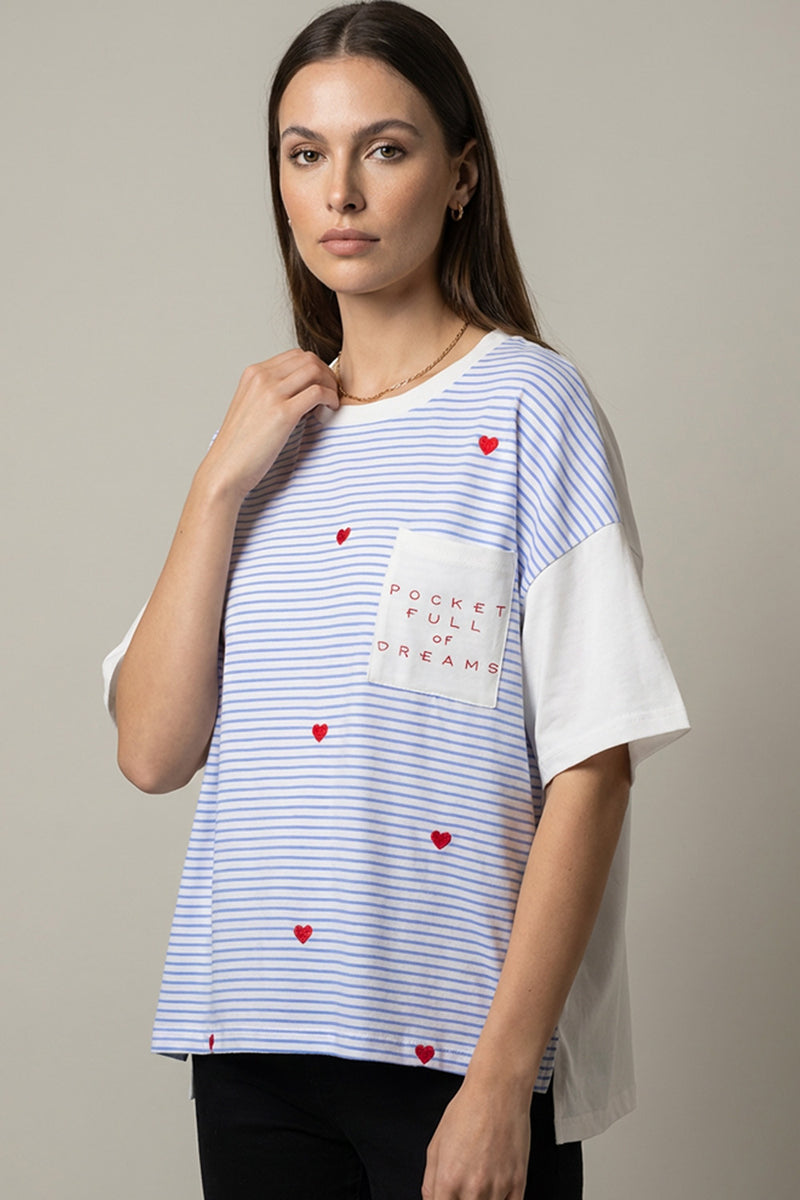 Γυναικείο ριγέ oversized t-shirt με μπλε ρίγες, κόκκινες καρδιές και λευκή τσέπη με τύπωμα