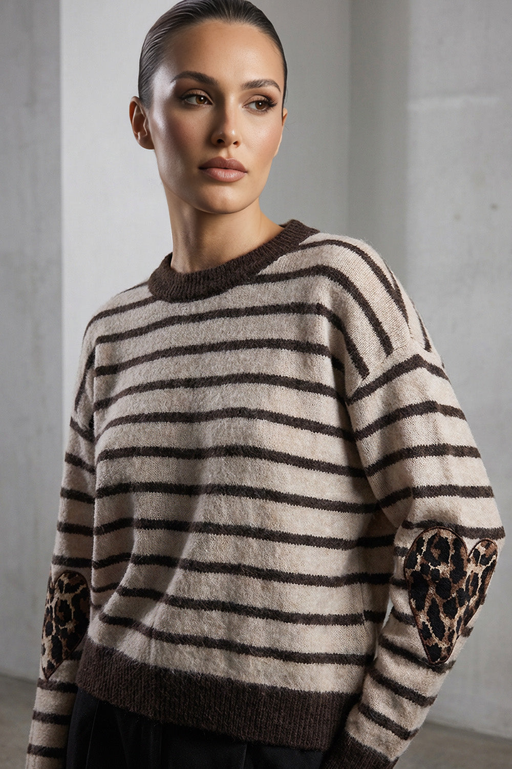 Ριγέ πλεκτό σε μπεζ-καφέ με leopard καρδιές στους αγκώνες, χνουδωτή υφή, φορεμένο από μοντέλο studio.