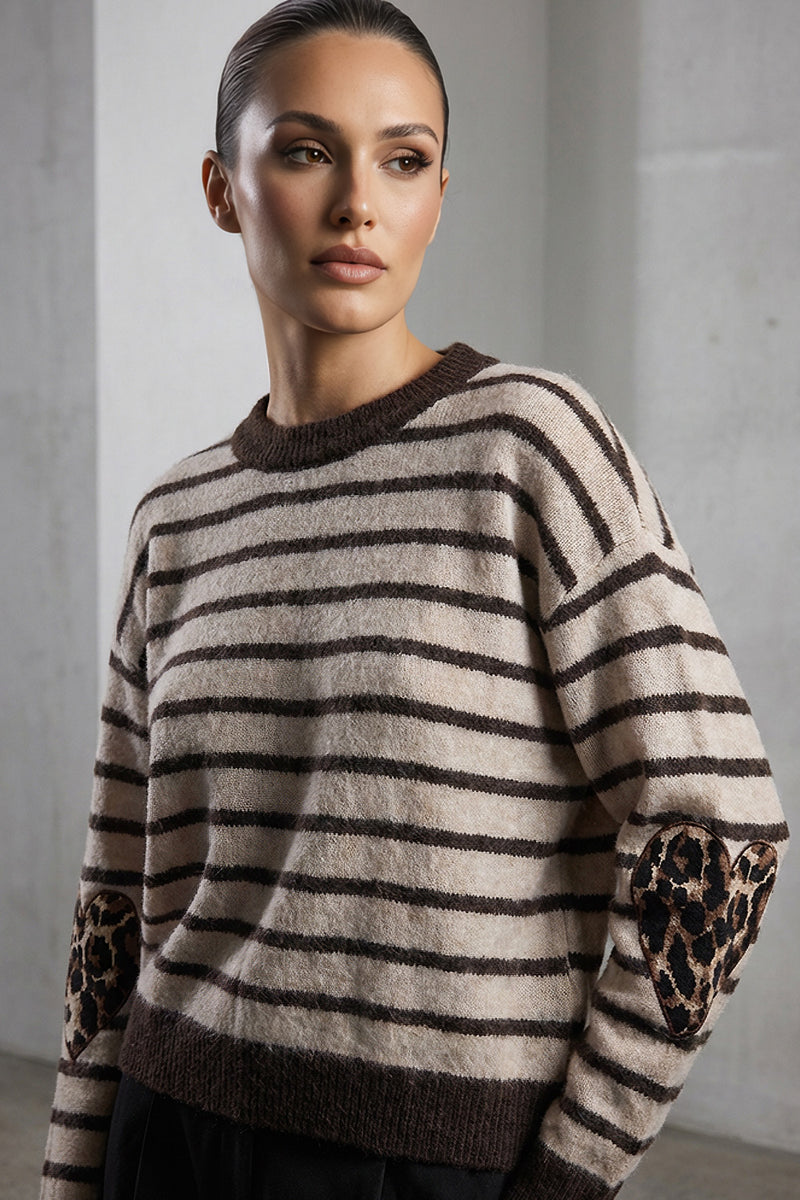 Ριγέ πλεκτό σε μπεζ-καφέ με leopard καρδιές στους αγκώνες, χνουδωτή υφή, φορεμένο από μοντέλο studio.