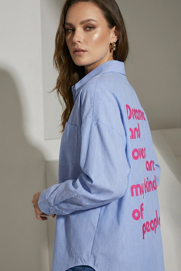 Ριγέ μπλε oversized πουκάμισο με κεντημένο μήνυμα στην πλάτη και κλασικό γιακά