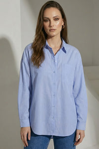 Ριγέ μπλε oversized πουκάμισο με κεντημένο μήνυμα στην πλάτη και κλασικό γιακά