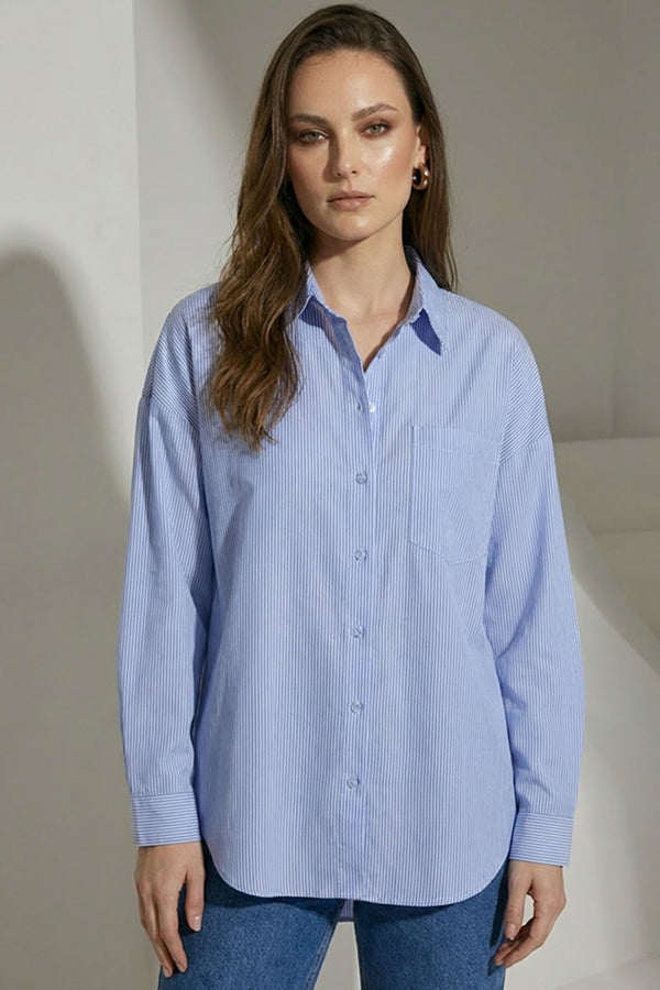 Ριγέ μπλε oversized πουκάμισο με κεντημένο μήνυμα στην πλάτη και κλασικό γιακά