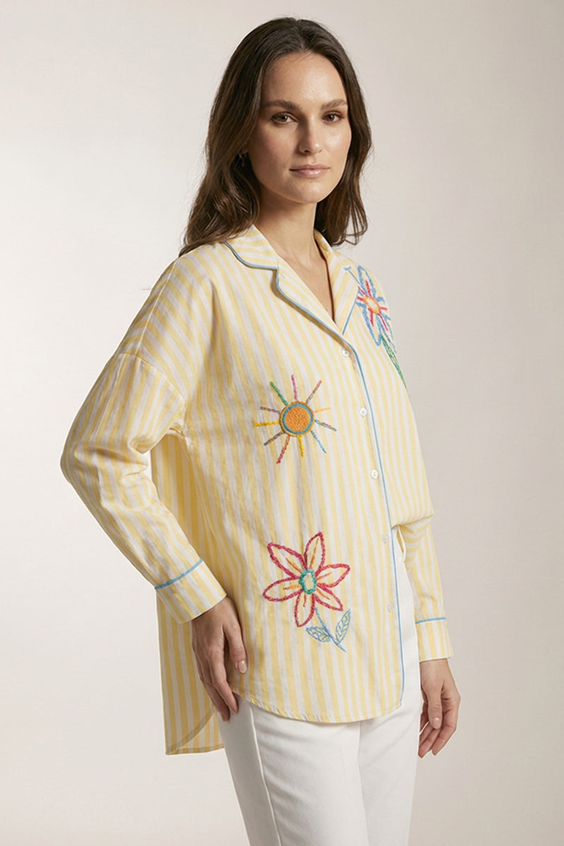 Ριγέ πουκάμισο κίτρινο με κεντημένα λουλούδια και γαλάζια ρέλι σε άνετη γραμμή