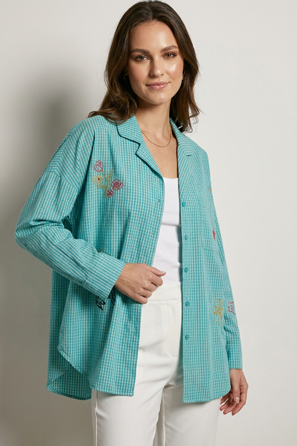 Ριγέ καρό πουκάμισο μέντα με κεντημένα λουλούδια και σχέδιο σκύλου σε άνετη γραμμή