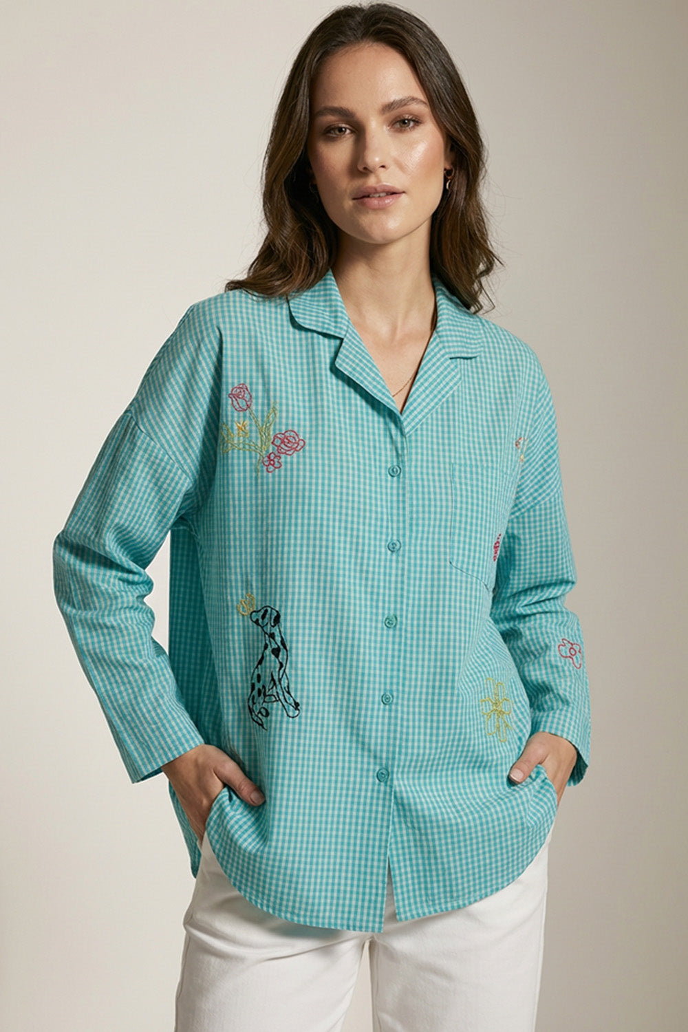 Ριγέ καρό πουκάμισο μέντα με κεντημένα λουλούδια και σχέδιο σκύλου σε άνετη γραμμή