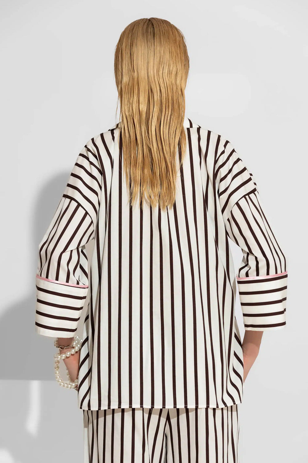 Ριγέ πουκάμισο ποπλίνα με κάθετες ρίγες και κέντημα πέρλας στο στήθος