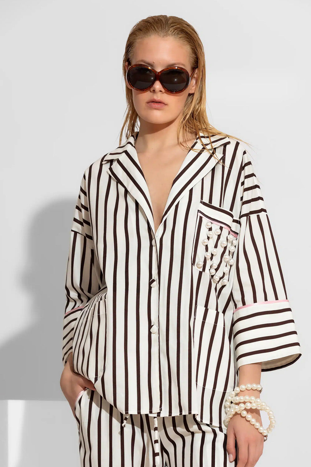 Ριγέ πουκάμισο ποπλίνα με κάθετες ρίγες και κέντημα πέρλας στο στήθος