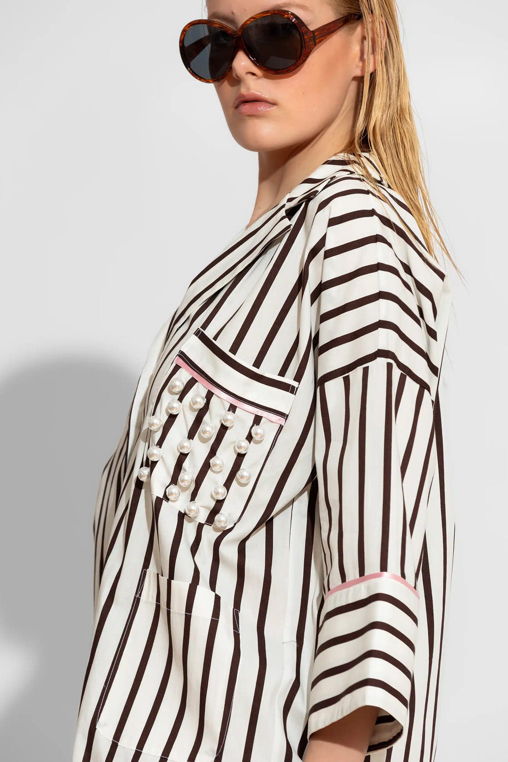 Ριγέ πουκάμισο ποπλίνα με κάθετες ρίγες και κέντημα πέρλας στο στήθος