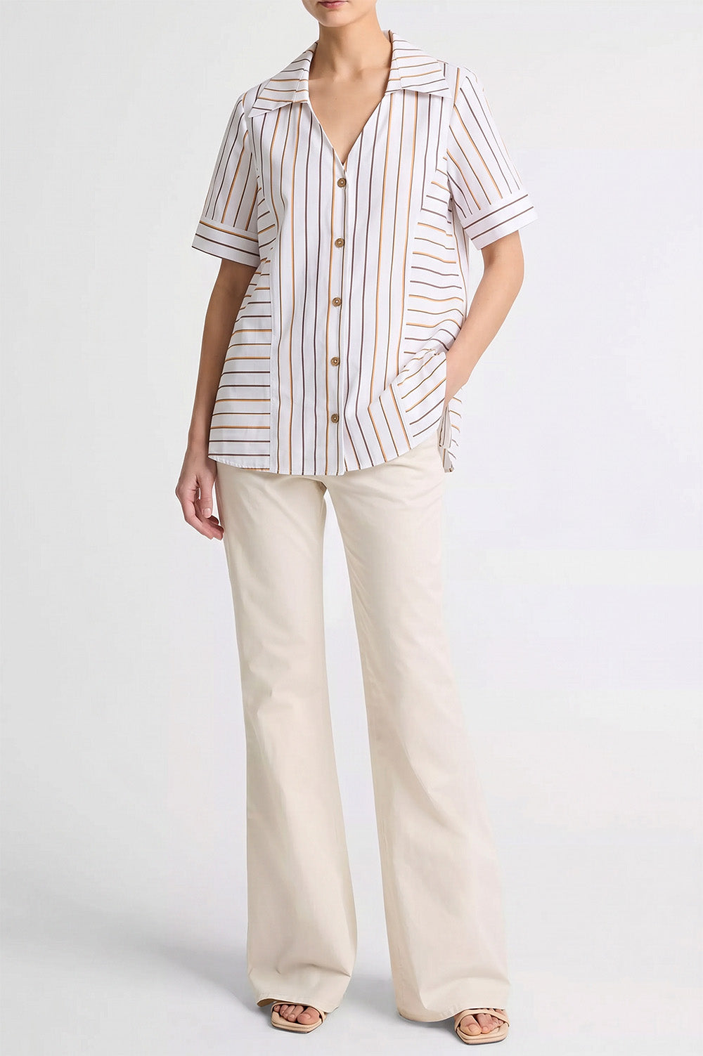 Γυναικείο λευκό ριγέ πουκάμισο με μπεζ και καφέ κάθετες ρίγες, κοντό μανίκι και κουμπιά.