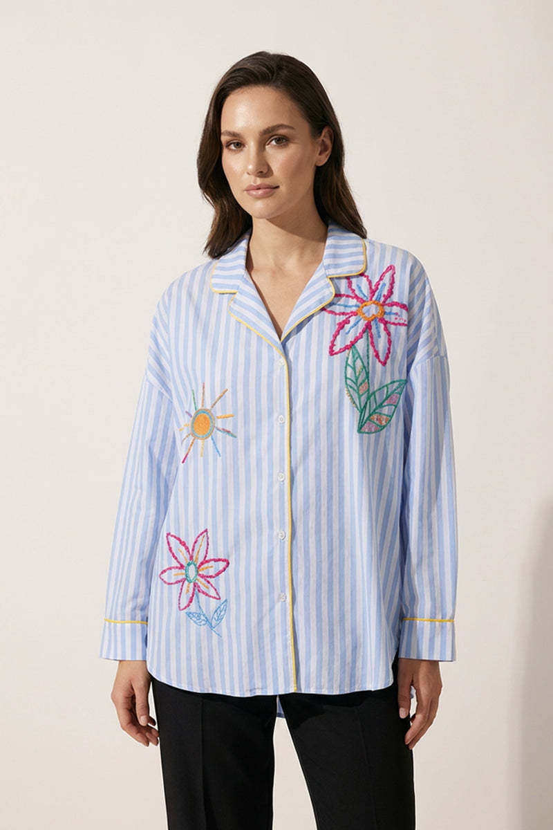 Ριγέ πουκάμισο σιέλ με κεντημένα λουλούδια και κίτρινη ρέλι σε άνετη γραμμή