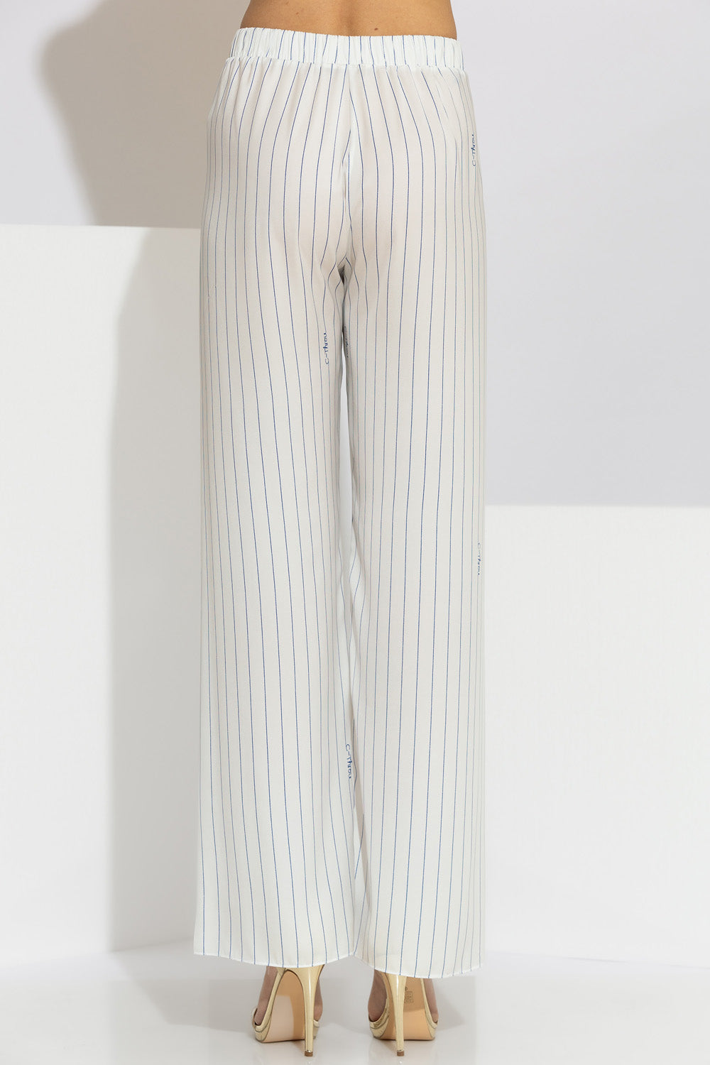 Γυναικεία εκρού σατέν παντελόνα με μπλε κάθετες ρίγες και φαρδιά γραμμή