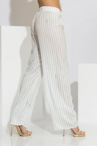 Γυναικεία εκρού σατέν παντελόνα με μπλε κάθετες ρίγες και φαρδιά γραμμή