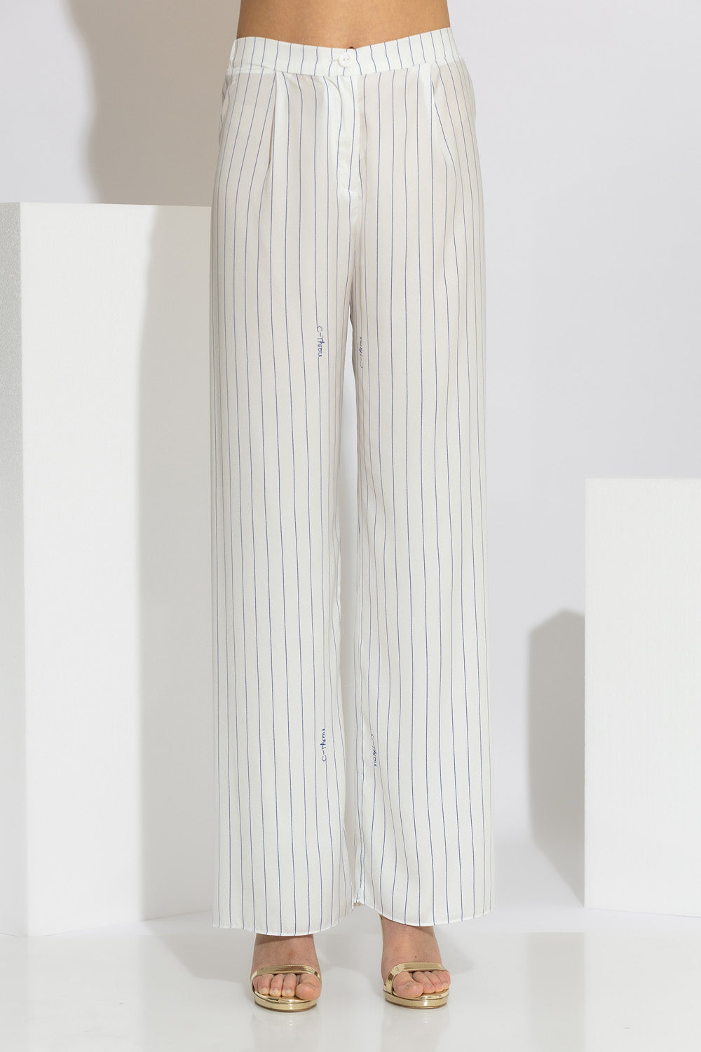 Γυναικεία εκρού σατέν παντελόνα με μπλε κάθετες ρίγες και φαρδιά γραμμή