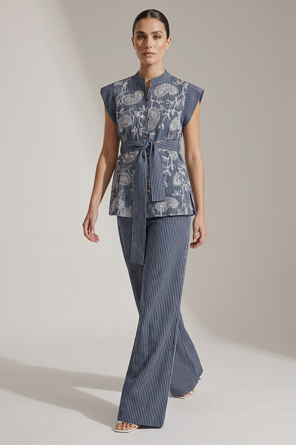 Ριγέ σετ με κεντημένο αμάνικο top και παντελόνι σε άνετη γραμμή.