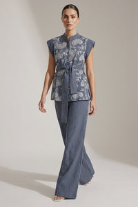 Ριγέ σετ με κεντημένο αμάνικο top και παντελόνι σε άνετη γραμμή.