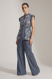 Ριγέ σετ με κεντημένο αμάνικο top και παντελόνι σε άνετη γραμμή.