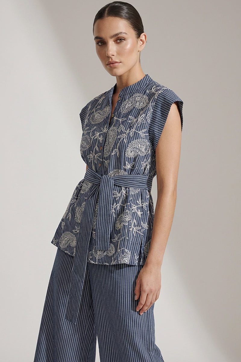 Ριγέ σετ με κεντημένο αμάνικο top και παντελόνι σε άνετη γραμμή.