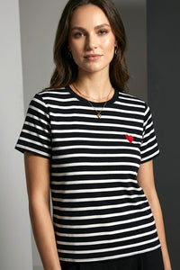  Ριγέ γυναικείο T-shirt σε μαύρο και λευκό με κεντημένη κόκκινη καρδιά στο στήθος