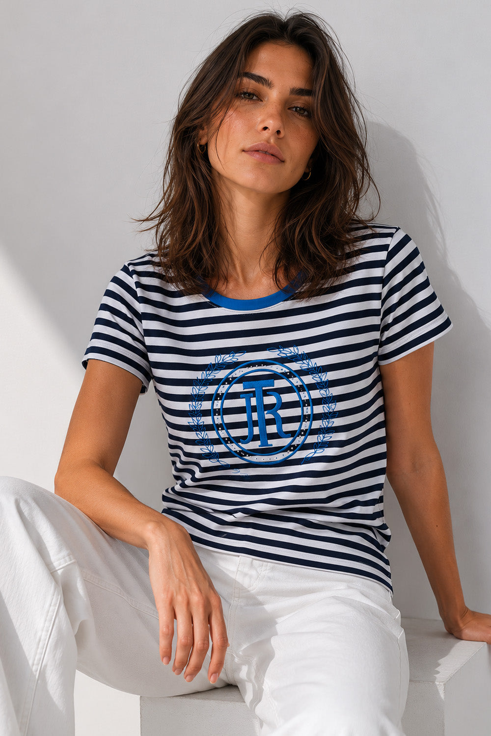 Γυναικείο navy λευκό ριγέ t-shirt με κέντημα στο μπροστινό μέρος και κοντό μανίκι.