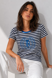 Γυναικείο navy λευκό ριγέ t-shirt με κέντημα στο μπροστινό μέρος και κοντό μανίκι.