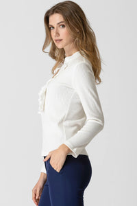 Λευκή ριπ μπλούζα με βολάν στο πέτο και μακρύ μανίκι, εφαρμοστή γραμμή, φορεμένη από μοντέλο σε studio φόντο