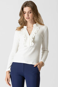 Λευκή ριπ μπλούζα με βολάν στο πέτο και μακρύ μανίκι, εφαρμοστή γραμμή, φορεμένη από μοντέλο σε studio φόντο