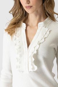 Λευκή ριπ μπλούζα με βολάν στο πέτο και μακρύ μανίκι, εφαρμοστή γραμμή, φορεμένη από μοντέλο σε studio φόντο