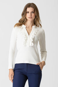 Λευκή ριπ μπλούζα με βολάν στο πέτο και μακρύ μανίκι, εφαρμοστή γραμμή, φορεμένη από μοντέλο σε studio φόντο