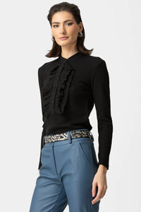 Μαύρη ριπ μπλούζα με βολάν στο πέτο και κουμπιά, εφαρμοστή γραμμή, φορεμένη από μοντέλο σε studio φόντο