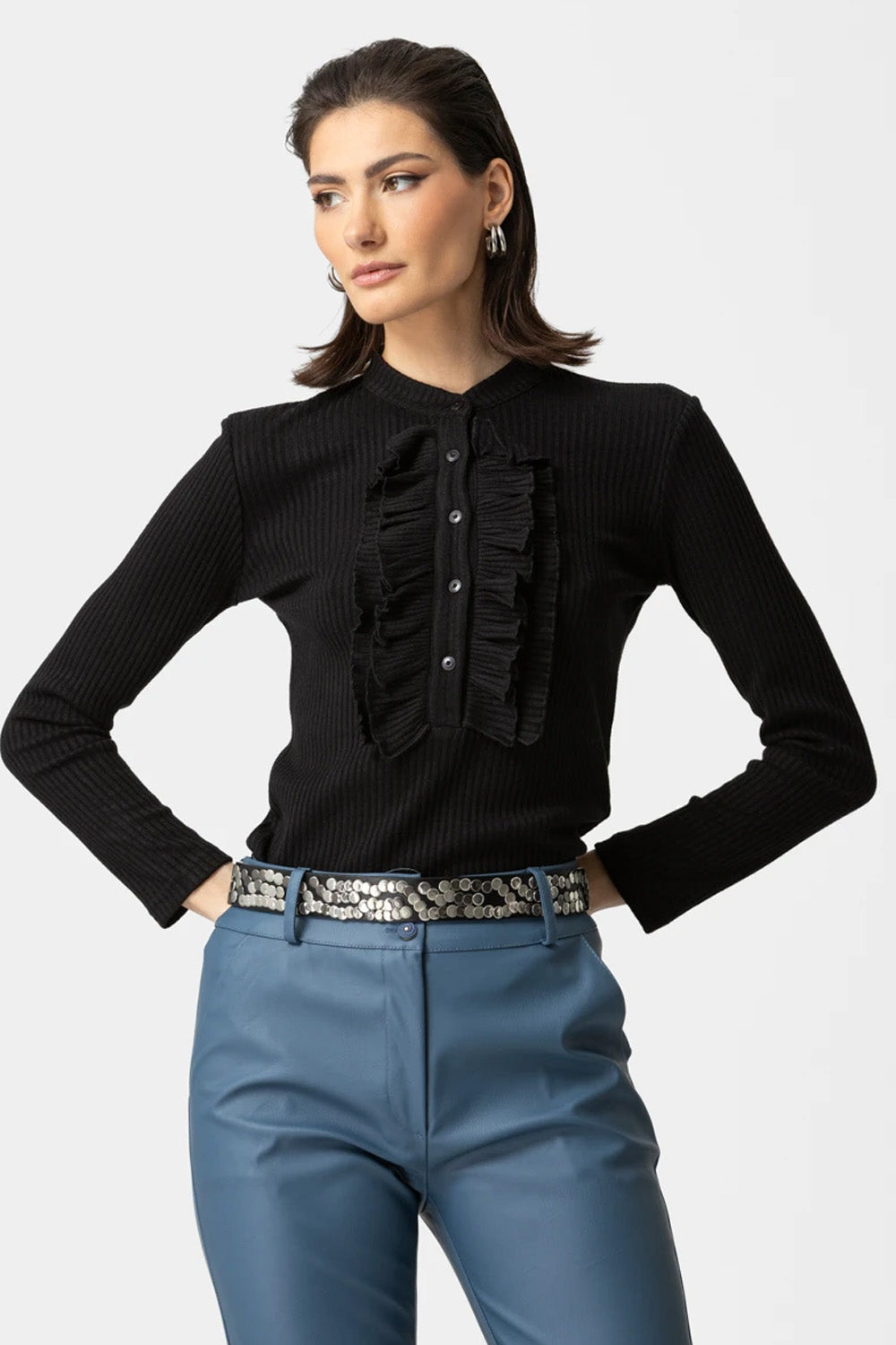 Μαύρη ριπ μπλούζα με βολάν στο πέτο και κουμπιά, εφαρμοστή γραμμή, φορεμένη από μοντέλο σε studio φόντο