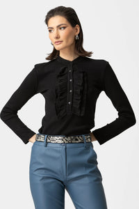 Μαύρη ριπ μπλούζα με βολάν στο πέτο και κουμπιά, εφαρμοστή γραμμή, φορεμένη από μοντέλο σε studio φόντο