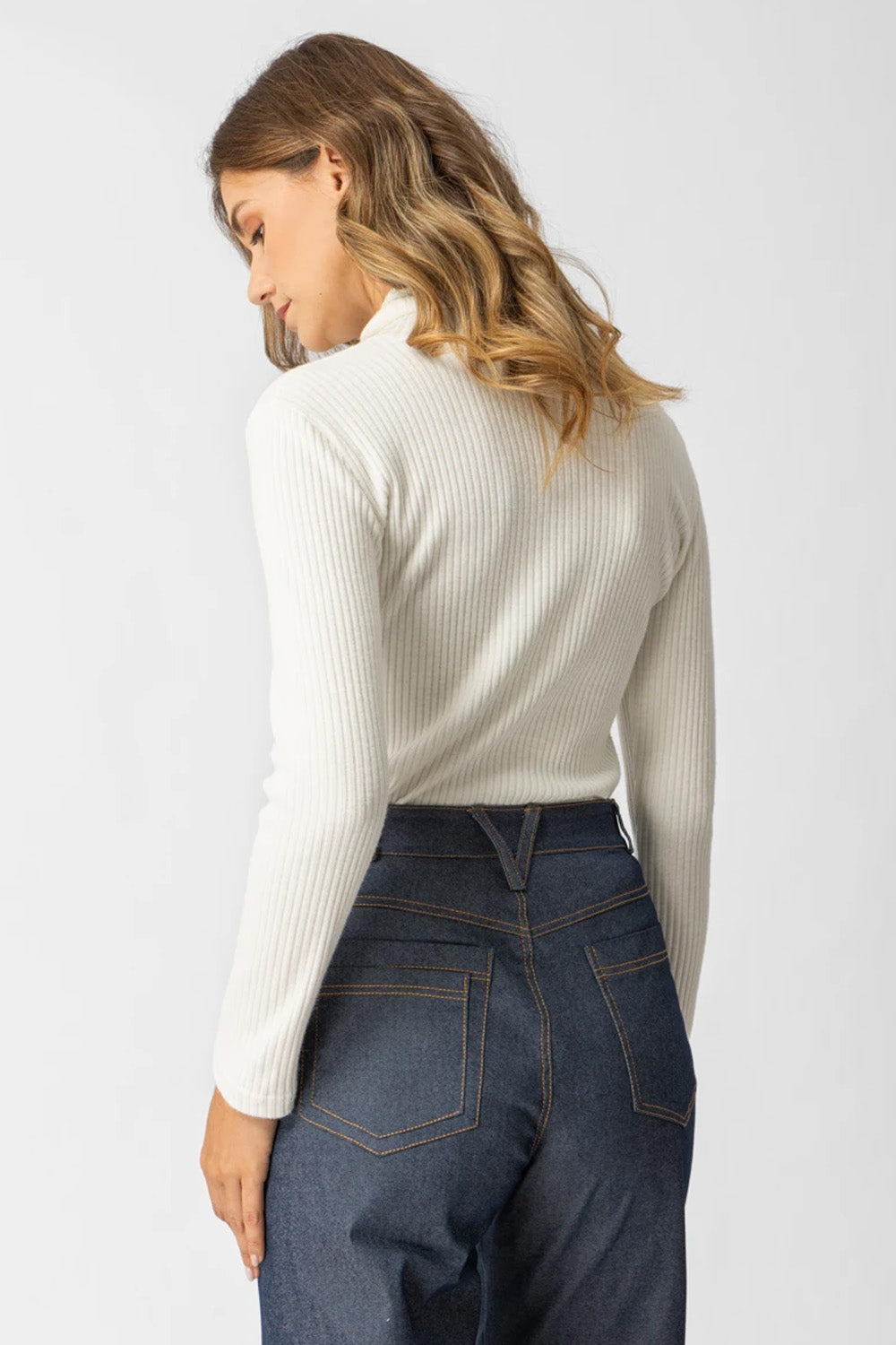 Εκρού ριπ μπλούζα ζιβάγκο με διακοσμητικό κόσμημα σε χρυσό τόνο, εφαρμοστή γραμμή, φορεμένη από μοντέλο σε studio φόντο