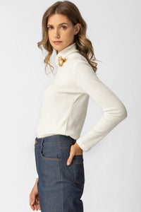 Εκρού ριπ μπλούζα ζιβάγκο με διακοσμητικό κόσμημα σε χρυσό τόνο, εφαρμοστή γραμμή, φορεμένη από μοντέλο σε studio φόντο