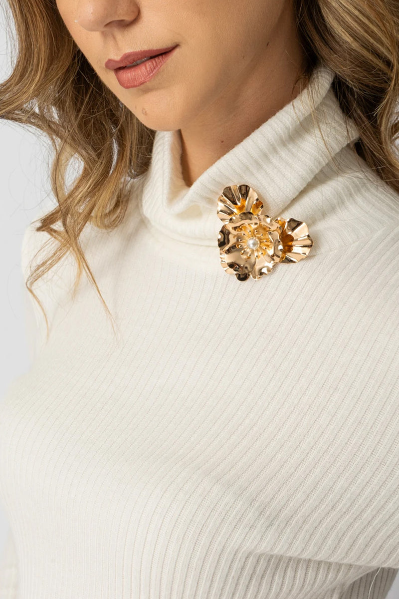 Εκρού ριπ μπλούζα ζιβάγκο με διακοσμητικό κόσμημα σε χρυσό τόνο, εφαρμοστή γραμμή, φορεμένη από μοντέλο σε studio φόντο