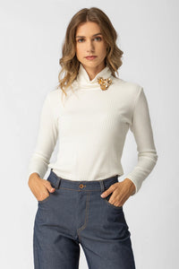 Εκρού ριπ μπλούζα ζιβάγκο με διακοσμητικό κόσμημα σε χρυσό τόνο, εφαρμοστή γραμμή, φορεμένη από μοντέλο σε studio φόντο