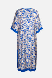 “Αέρινο εμπριμέ καφτάνι σε royal blue απόχρωση, με χαλαρή γραμμή και boho αισθητική.”