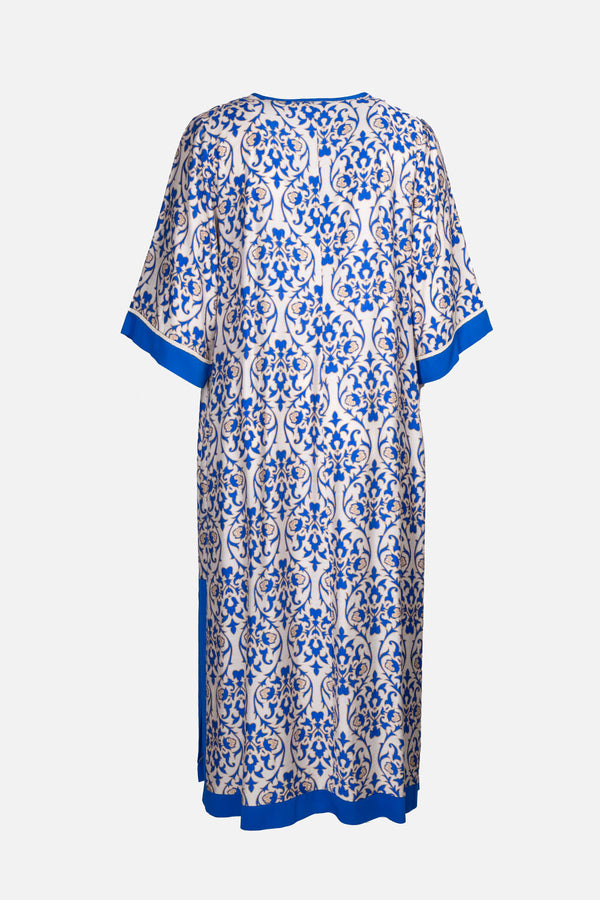 “Αέρινο εμπριμέ καφτάνι σε royal blue απόχρωση, με χαλαρή γραμμή και boho αισθητική.”