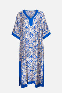 “Καφτάνι σε royal blue χρώμα με εμπριμέ μοτίβα, ιδανικό για κομψές καλοκαιρινές εμφανίσεις.”